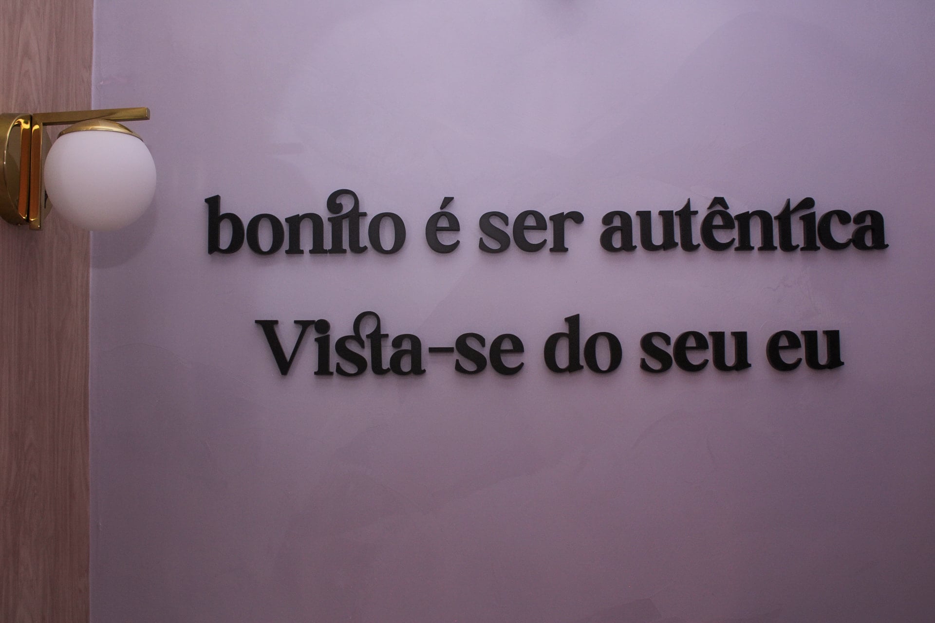 Parede com o manifesto da marca aplicado em letras em relevo