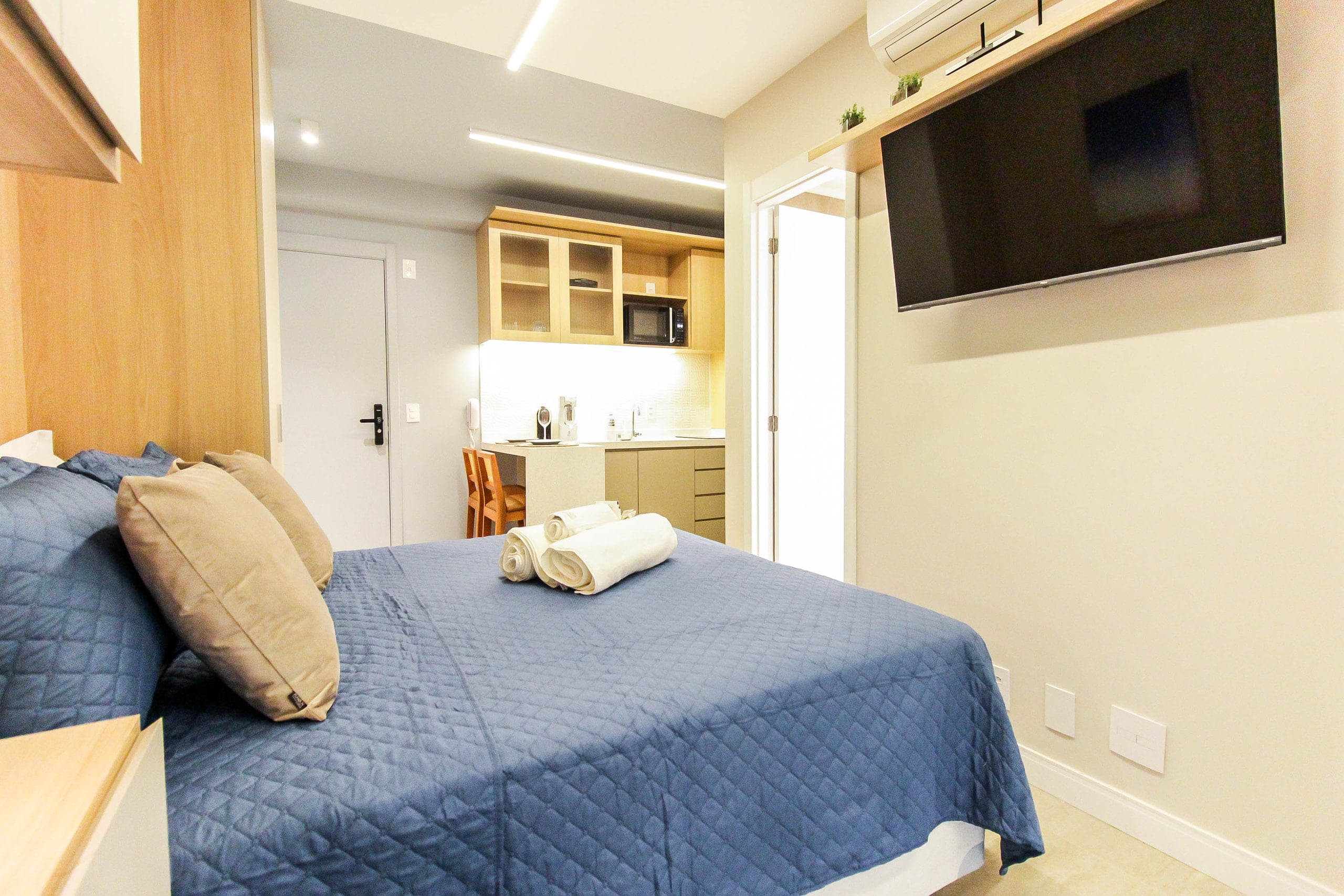 Ângulo do studio mostrando a integração entre dormir, cozinhar e receber